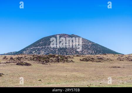 Capulin Volcano National Monument im Nordosten von New Mexico. Er wurde 1916 zum Nationaldenkmal erklärt und ist ein erloschener Schlackenkegel-Vulkan. Stockfoto