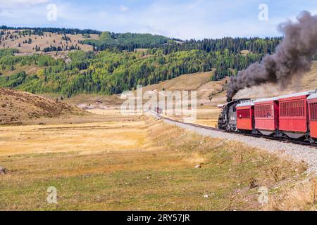 Cumbres und Toltec Narrow Gauge Zug mit Kohle befeuerten Dampfmaschine, gehen von Antonito, Colorado, nach Chama, New Mexico. Stockfoto