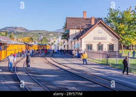 Durango Train Depot für die Durango and Silverton Narrow Gauge Railroad. Dampflok, kohlebefeuerter Zug bereitet sich auf die Abfahrt nach Silverton, Colorado vor Stockfoto