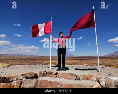 Ältere Frau mit peruanischer Flagge in der Hochebene von Patahuasi, Peru Stockfoto