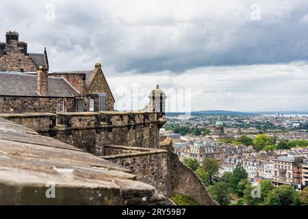 Blick auf die Stadt Edinburgh von der Burg auf einem Hügel, Schottland. Stockfoto