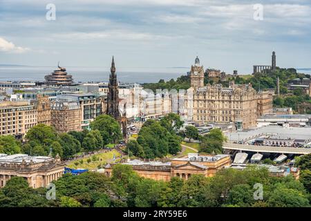 Panoramaaussicht auf die Stadt Edinburgh vom Burgberg in der Stadt, Schottland. Stockfoto