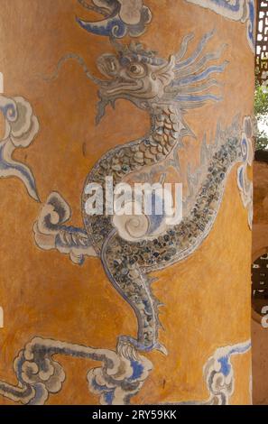 Vietnam: Drachensäule im Stele-Pavillon am Grab von Kaiser Tu Duc, Hue. Kaiser Tự Đức (22. September 1829 – 17. Juli 1883) (vollständiger Name: Nguyễn Phúc Hồng Nhậm, auch Nguyen Phuc Thi) war der vierte Kaiser der Nguyễn-Dynastie von Vietnam und regierte von 1847 bis 1883. Der Sohn des Kaisers Thiệu Trị, Prinz Nguyễn Phúc Hồng Nhậm, folgte seinem Vater auf dem Thron, mit dem Titel Tự Đức, aber familiäre Probleme führten zu einem gewaltsamen Beginn seiner Ära. Thiệu Trị hatte seinen gemäßigteren ältesten Sohn Hồng Bảo überwunden, um Tự Đức den Thron zu geben. Stockfoto