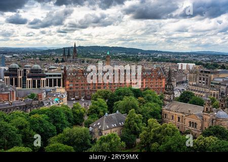 Panoramaaussicht auf Edinburgh von der Spitze der Burg mit den Bergen im Hintergrund, Schottland Stockfoto