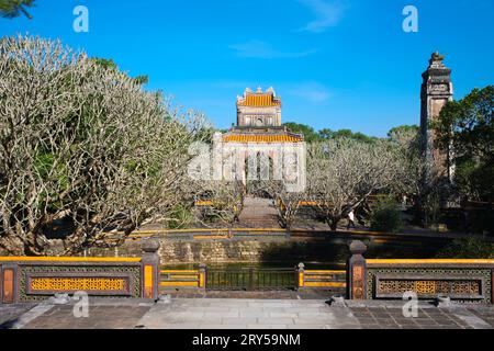 Vietnam: Der Stele-Pavillon am Grab von Kaiser TU Duc, Hue. Kaiser Tự Đức (22. September 1829 – 17. Juli 1883) (voller Name: Nguyễn Phúc Hồng Nhậm, auch Nguyen Phuc Thi) war der vierte Kaiser der Nguyễn-Dynastie von Vietnam und regierte von 1847–1883. Prinz Nguyễn Phúc Hồng Nhậm, der Sohn von Kaiser Thiệu Trị, folgte seinem Vater auf dem Thron, mit dem regierenden Titel Tự Đức, aber familiäre Probleme führten zu einem gewaltsamen Beginn seiner Ära. Thiệu Trị hatte seinen gemäßigteren ältesten Sohn, Hồng Bảo, übergangen, um Tự Đức den Thron zu geben. Stockfoto