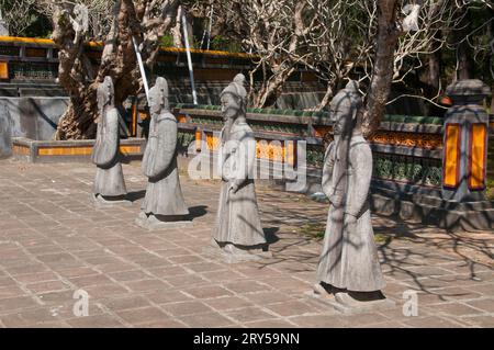 Vietnam: Schutzstatuen vor dem Stele-Pavillon am Grab von Kaiser Tu Duc, Hue. Kaiser Tự Đức (22. September 1829 – 17. Juli 1883) (vollständiger Name: Nguyễn Phúc Hồng Nhậm, auch Nguyen Phuc Thi) war der vierte Kaiser der Nguyễn-Dynastie von Vietnam und regierte von 1847 bis 1883. Der Sohn des Kaisers Thiệu Trị, Prinz Nguyễn Phúc Hồng Nhậm, folgte seinem Vater auf dem Thron, mit dem Titel Tự Đức, aber familiäre Probleme führten zu einem gewaltsamen Beginn seiner Ära. Thiệu Trị hatte seinen gemäßigteren ältesten Sohn Hồng Bảo überwunden, um Tự Đức den Thron zu geben. Stockfoto