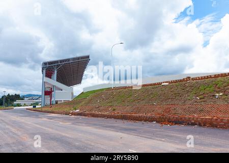 Da Lat City, Vietnam, 5. Juli 2023: Außerhalb des Lam Dong Stadions befindet sich noch ein Gebäude Stockfoto