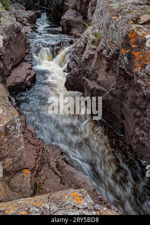 Der Cascade River fließt durch Felsenschluchten und erreicht den Lake Superior im Cascade River State Park im Cook County, Minnesota Stockfoto