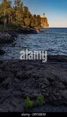 Das Split Rock Lighthouse liegt auf einer hohen Klippe mit Blick auf den Lake Superior bei spätnachmittäglicher Beleuchtung, Split Rock Lighthouse State Park, Lake County, Minnesota Stockfoto