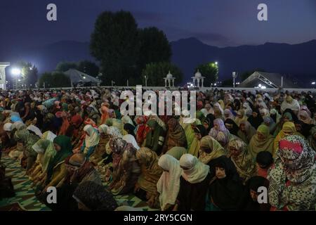 29. September 2023, Srinagar, Jammu und Kaschmir, Indien: Die muslimischen Anhänger Kaschmirs beten während einer religiösen Versammlung anlässlich des Eid Milad-un-Nabi, auch bekannt als Mawlid, der den Geburtstag des Propheten feiert, im Hazratbal-Schrein in Srinagar. (Bild: © Adil Abbas/ZUMA Press Wire) NUR REDAKTIONELLE VERWENDUNG! Nicht für kommerzielle ZWECKE! Stockfoto