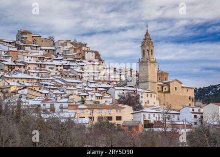 Schneebedecktes Dorf Peñarroya de Tastavins im Winter (Matarraña, Teruel, Aragon, Spanien) ESP: Pueblo de Peñarroya de Tastavins nevado en invierno (Teruel) Stockfoto