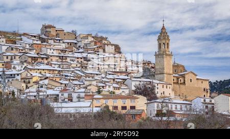 Schneebedecktes Dorf Peñarroya de Tastavins im Winter (Matarraña, Teruel, Aragon, Spanien) ESP: Pueblo de Peñarroya de Tastavins nevado en invierno (Teruel) Stockfoto