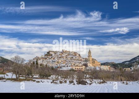 Schneebedecktes Dorf Peñarroya de Tastavins im Winter (Matarraña, Teruel, Aragon, Spanien) ESP: Pueblo de Peñarroya de Tastavins nevado en invierno (Teruel) Stockfoto