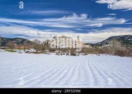 Schneebedecktes Dorf Peñarroya de Tastavins im Winter (Matarraña, Teruel, Aragon, Spanien) ESP: Pueblo de Peñarroya de Tastavins nevado en invierno (Teruel) Stockfoto