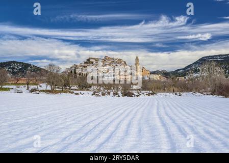 Schneebedecktes Dorf Peñarroya de Tastavins im Winter (Matarraña, Teruel, Aragon, Spanien) ESP: Pueblo de Peñarroya de Tastavins nevado en invierno (Teruel) Stockfoto