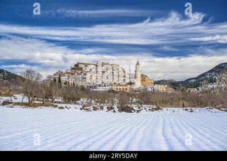 Schneebedecktes Dorf Peñarroya de Tastavins im Winter (Matarraña, Teruel, Aragon, Spanien) ESP: Pueblo de Peñarroya de Tastavins nevado en invierno (Teruel) Stockfoto