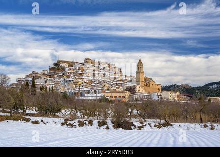 Schneebedecktes Dorf Peñarroya de Tastavins im Winter (Matarraña, Teruel, Aragon, Spanien) ESP: Pueblo de Peñarroya de Tastavins nevado en invierno (Teruel) Stockfoto