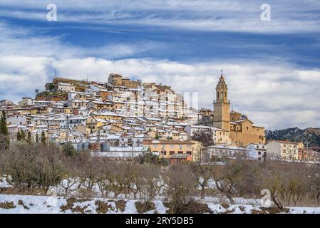 Schneebedecktes Dorf Peñarroya de Tastavins im Winter (Matarraña, Teruel, Aragon, Spanien) ESP: Pueblo de Peñarroya de Tastavins nevado en invierno (Teruel) Stockfoto