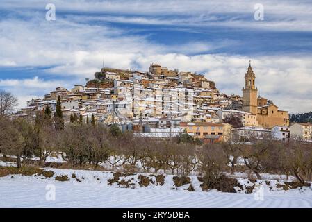 Schneebedecktes Dorf Peñarroya de Tastavins im Winter (Matarraña, Teruel, Aragon, Spanien) ESP: Pueblo de Peñarroya de Tastavins nevado en invierno (Teruel) Stockfoto