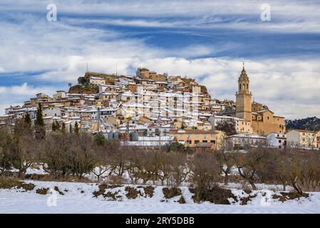 Schneebedecktes Dorf Peñarroya de Tastavins im Winter (Matarraña, Teruel, Aragon, Spanien) ESP: Pueblo de Peñarroya de Tastavins nevado en invierno (Teruel) Stockfoto