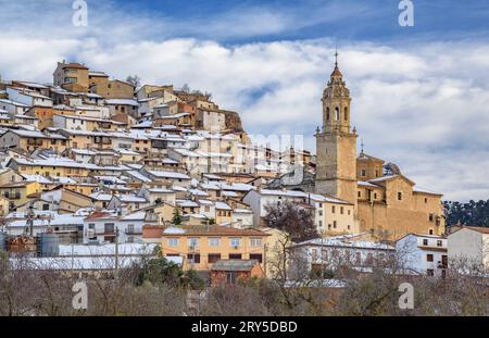 Schneebedecktes Dorf Peñarroya de Tastavins im Winter (Matarraña, Teruel, Aragon, Spanien) ESP: Pueblo de Peñarroya de Tastavins nevado en invierno (Teruel) Stockfoto