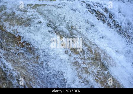 Wasserfall toll del Vidre in der Algars, im Naturpark Els Ports / Los Puertos, mit einem großen Fluss nach starken Regenfällen (Tarragona, Spanien) Stockfoto