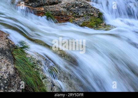 Wasserfall toll del Vidre in der Algars, im Naturpark Els Ports / Los Puertos, mit einem großen Fluss nach starken Regenfällen (Tarragona, Spanien) Stockfoto