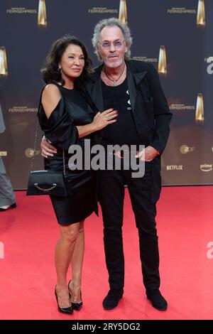 Hugo Egon BALDER, Moderator, mit Ehefrau Elena, Roter Teppich, Red Carpet Show, Ankunft, Ankunft, Verleihung des Deutschen Fernsehpreises, der Deutsche Fernsehpreis 2023, Deutscher Fernsehpreis 2023 in den MMC Studios Köln, am 28.09.2023. *** Hugo Egon BALDER, Moderator, mit Ehefrau Elena, roter Teppich, rote Teppichshow, Anreise, Anreise, Verleihung des Deutschen Fernsehpreises, des Deutschen Fernsehpreises 2023, des Deutschen Fernsehpreises 2023 in den MMC Studios Köln, am 28. 09 2023 Credit: Imago/Alamy Live News Stockfoto