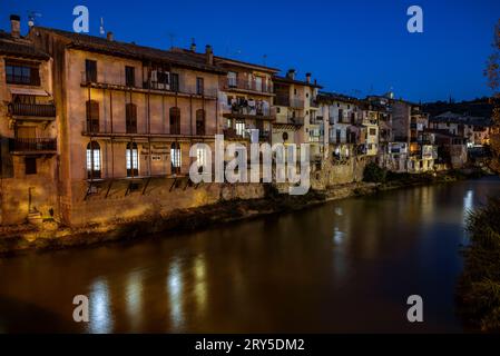 Valderrobres Stadt in der blauen Stunde und Nacht über dem Fluss Matarraña (Teruel, Aragon, Spanien) ESP: Pueblo de Valderrobres en la hora azul y de noche Stockfoto