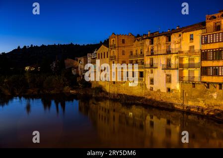 Valderrobres Stadt in der blauen Stunde und Nacht über dem Fluss Matarraña (Teruel, Aragon, Spanien) ESP: Pueblo de Valderrobres en la hora azul y de noche Stockfoto