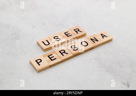 Draufsicht auf das Wort User Persona auf einem Holzwürfel auf weißem Hintergrund. Benutzeroberfläche und Konzept der Benutzererfahrung Stockfoto