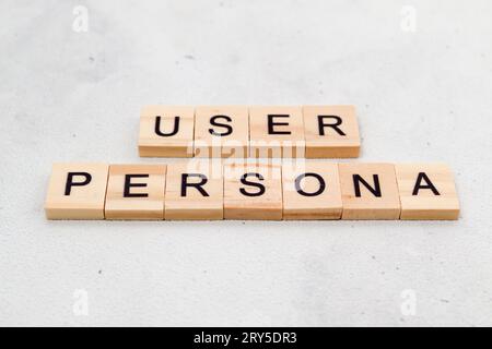 Draufsicht auf das Wort User Persona auf einem Holzwürfel auf weißem Hintergrund. Benutzeroberfläche und Konzept der Benutzererfahrung Stockfoto