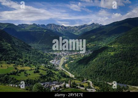 Aran-Tal vom Dorf Mont aus gesehen, in Mijaran (Aran-Tal, Katalonien, Spanien, Pyrenäen) ESP: Vistas del Valle de Arán desde el Pueblo de Mont Stockfoto