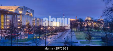 Berliner Panoramablick mit dem Bundeskanzleramt im Vordergrund und dem Kommunikationsturm und dem Bundesparlament im Hintergrund Stockfoto