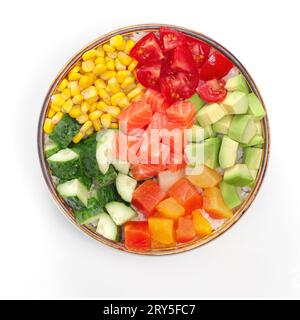 POKE LACHS Reis, Lachs, Avocado, Gurke, Kirschtomaten, Mais auf weißem Hintergrund, POKE-Menü, Essen zur Lieferung. Restaurantmenü. Draufsicht. Stockfoto