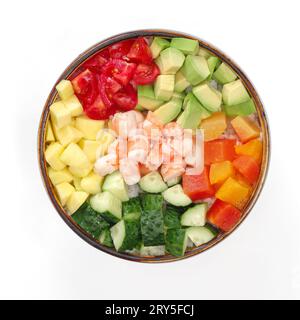 POKE SHRIMPS Reis, Garnelen, Pfirsich, Avocado, Gurke, Kirschtomate, Mango, Salat auf weißem Hintergrund, POKE-Menü, Essen zur Lieferung. Restaurantmenü. T Stockfoto