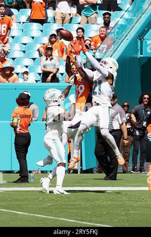 Miami Dolphins Cornerback Kader Kohou (4) und Safety DeShon Elliott (21) versuchen einen Pass für Denver Broncos Wide Receiver Marvin Mims Jr. (19) während eines regulären Saisonspiels zwischen den Denver Broncos und Miami Dolphins im Hard Rock Stadium am 24. September 2023 in Miami Gardens, FL, aufzubrechen. Die Dolphins besiegten Broncos 70-20. (Paul Fong/Bild des Sports) Stockfoto