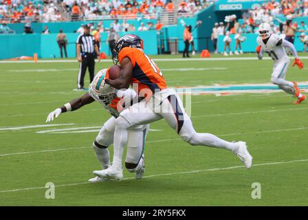 Miami Dolphins Cornerback Kader Kohou (4) versucht, den Denver Broncos Wide Receiver Marvin Mims Jr. (19) während eines NFL-Spiels zwischen den Denver Broncos und Miami Dolphins im Hard Rock Stadium am 24. September 2023 in Miami Gardens, FL, anzugreifen. Die Dolphins besiegten Broncos 70-20. (Paul Fong/Bild des Sports) Stockfoto