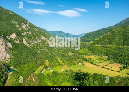 Malerische Landschaft mit Bergen und Schlucht des Flusses Tara. Montenegro Stockfoto