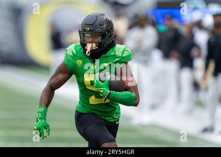 Der Oregon Ducks Wide Receiver Traeshon Holden (5) spielt den Ball während eines NCAA Football-Spiels zwischen den Colorado Buffaloes und den Oregon Ducks am Samstag, den 6. September Stockfoto