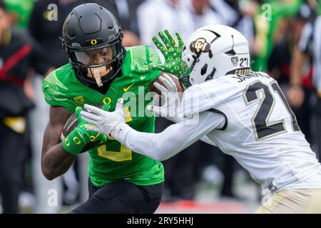 Der Oregon Ducks Wide Receiver Traeshon Holden (5) erwischt einen Pass, während der Colorado Buffaloes Safety Shilo Sanders (21) versucht, ihn während einer NCAA anzugreifen Stockfoto