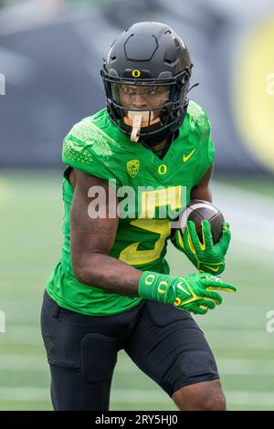 Der Oregon Ducks Wide Receiver Traeshon Holden (5) spielt den Ball während eines NCAA Football-Spiels zwischen den Colorado Buffaloes und den Oregon Ducks am Samstag, den 6. September Stockfoto