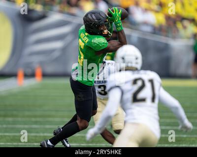 Der Oregon Ducks Wide Receiver Traeshon Holden (5) erwischt einen Pass, während der Colorado Buffaloes Safety Shilo Sanders (21) versucht, ihn während einer NCAA anzugreifen Stockfoto