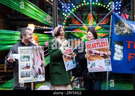Tierschutzproteste vor Harvey Nichols London 30. November 2013 - 3-köpfige Gruppe zum Lachen Stockfoto