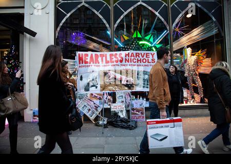 Tierschutzproteste vor Harvey Nichols London am 30. November 2013 Stockfoto