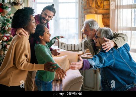 Eine multiethnische Familie, die die Weihnachtszeit zusammen genießt. Die Leute lieben das Konzept. Stockfoto