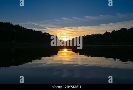 Kersdorf, Deutschland. September 2023 28. Der Sonnenuntergang scheint über der Spree-oder-Wasserstraße (SOW) nahe der Kersdorfer Schleuse. Die Bundeswasserstraße SOW hat eine Länge von 128,66 Kilometern. Sie ist eine Verbindung zwischen der Mündung der Spree bei Spandau und der oder bei Eisenhüttenstadt. Credit: Patrick Pleul/dpa/ZB/dpa/Alamy Live News Stockfoto