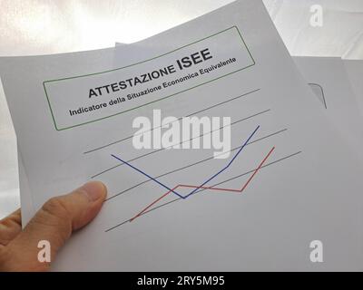 ISEE mit niedrigem Einkommen. Gedruckte Form, ISEE-Präsentation in Papierform. Stockfoto