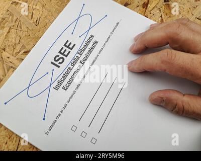 ISEE mit niedrigem Einkommen. Gedruckte Form, ISEE-Präsentation in Papierform. Stockfoto