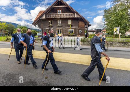 Herbstlich zeremonielle Viehabtrieb von Bergweiden ins Tal von Plaffeien in der Schweiz. Alpenzug in Oberschrot. Jedes Jahr im Herbst werden die Rinder vom Sommer auf der Alpe in einer Prozession zurück ins Dorf getrieben. Stockfoto